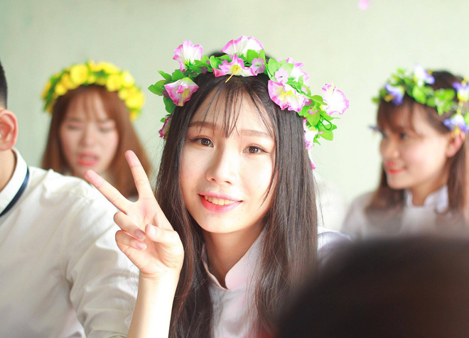 nu sinh tang ao am cho cau be danh giay giua troi dong chi can bot 1 coc tra sua la ban da co the giup do nguoi kho khan