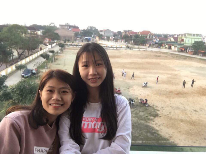 nu sinh tang ao am cho cau be danh giay giua troi dong chi can bot 1 coc tra sua la ban da co the giup do nguoi kho khan