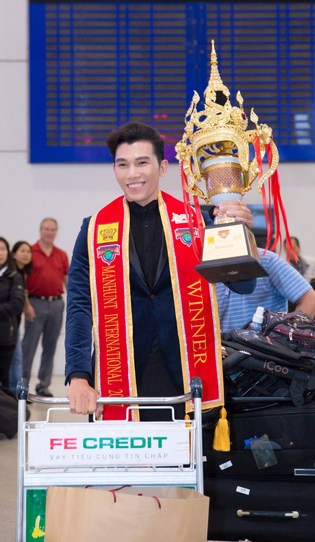 tro ve sau khi gianh ngoi nam vuong quoc te ngoc tinh bi quay kin o san bay