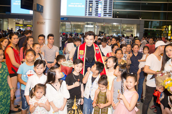 tro ve sau khi gianh ngoi nam vuong quoc te ngoc tinh bi quay kin o san bay