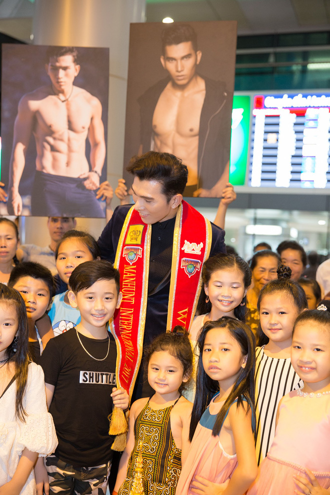 tro ve sau khi gianh ngoi nam vuong quoc te ngoc tinh bi quay kin o san bay