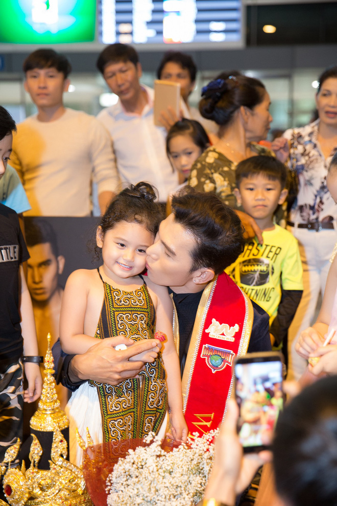 tro ve sau khi gianh ngoi nam vuong quoc te ngoc tinh bi quay kin o san bay