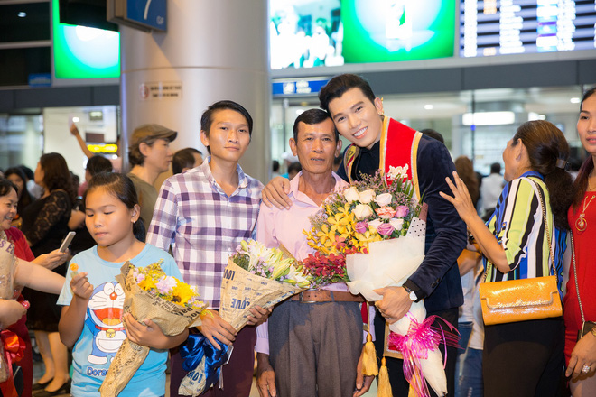 tro ve sau khi gianh ngoi nam vuong quoc te ngoc tinh bi quay kin o san bay