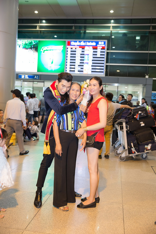 tro ve sau khi gianh ngoi nam vuong quoc te ngoc tinh bi quay kin o san bay