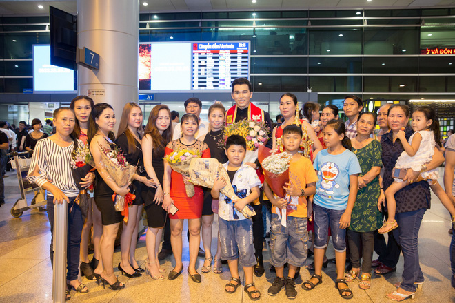 tro ve sau khi gianh ngoi nam vuong quoc te ngoc tinh bi quay kin o san bay