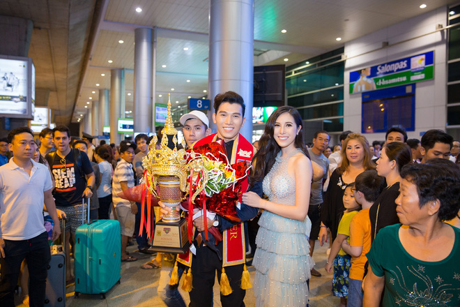 tro ve sau khi gianh ngoi nam vuong quoc te ngoc tinh bi quay kin o san bay