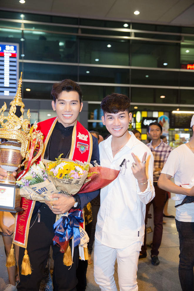 tro ve sau khi gianh ngoi nam vuong quoc te ngoc tinh bi quay kin o san bay