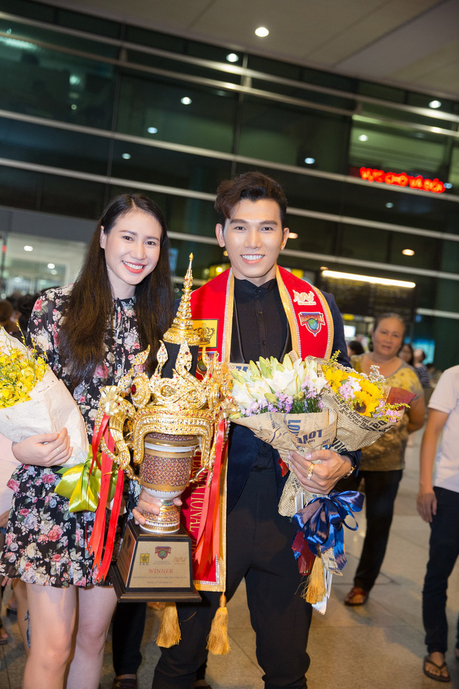 tro ve sau khi gianh ngoi nam vuong quoc te ngoc tinh bi quay kin o san bay