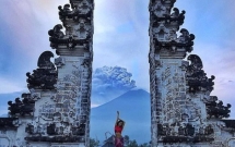 vi vai buc hinh ma bat chap ca mang song nui lua cu rinh rap phun du khach van vo tu chup anh