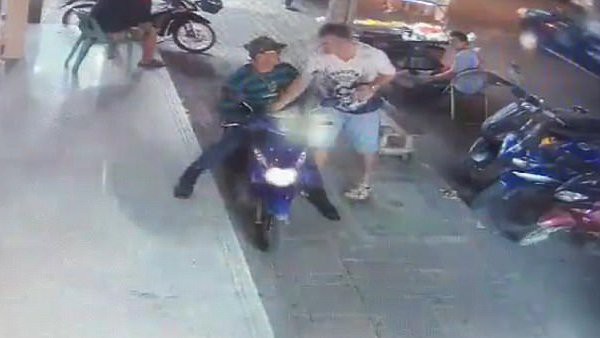 du khach bi nguoi ban xu danh chay mau dau vi gop y ve viec de xe tren via he