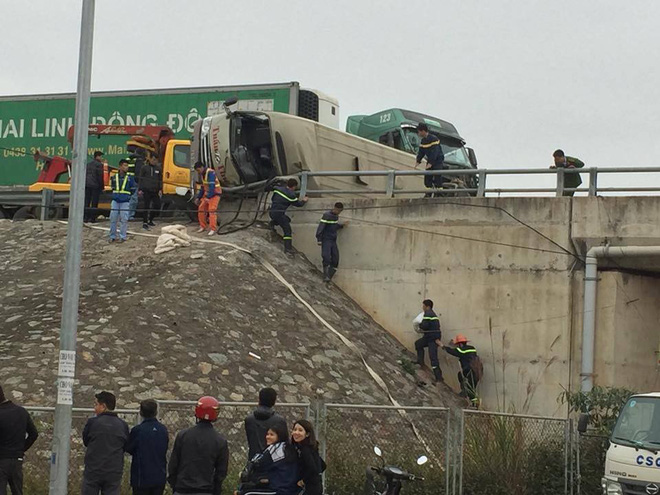 container dam vao xe khach tren cao toc noi bai lao cai hai hanh khach bi thuong