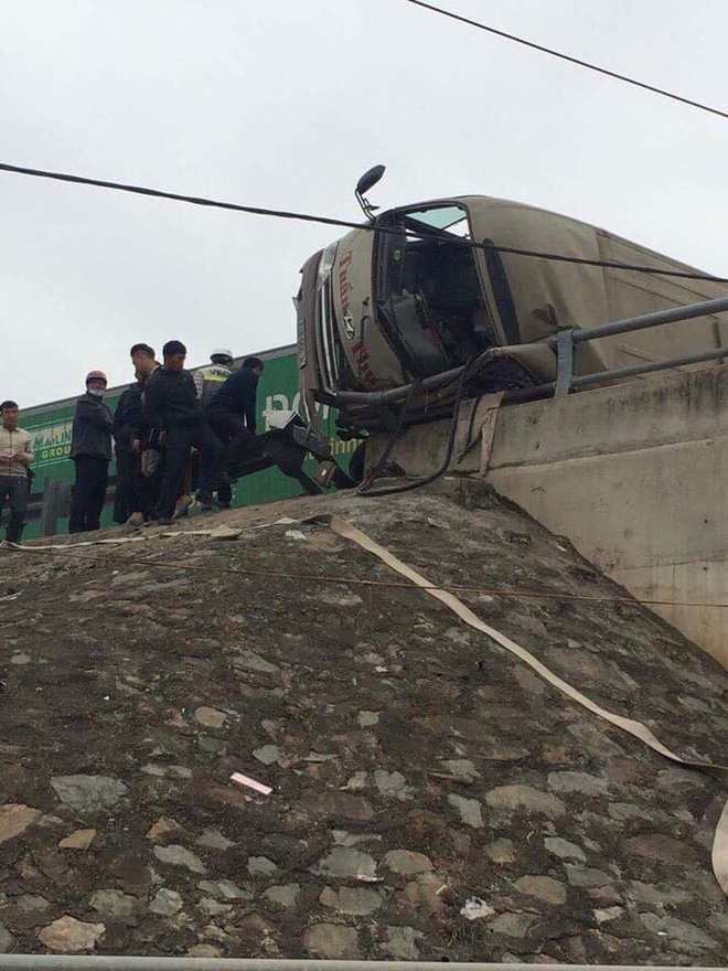 container dam vao xe khach tren cao toc noi bai lao cai hai hanh khach bi thuong