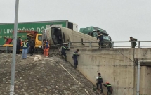 container dam vao xe khach tren cao toc noi bai lao cai hai hanh khach bi thuong