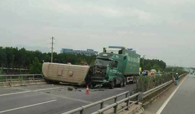 tai nan tren cao toc ha noi lao cai 4 nguoi nhap vien