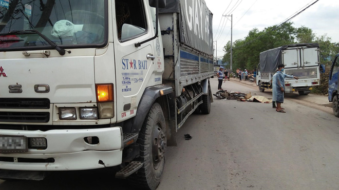 tphcm con gai khoc ngat canh thi the cha sau tai nan giao thong