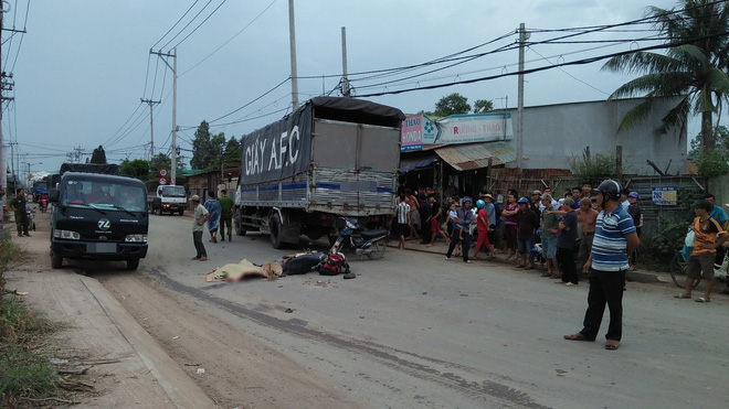 tphcm con gai khoc ngat canh thi the cha sau tai nan giao thong