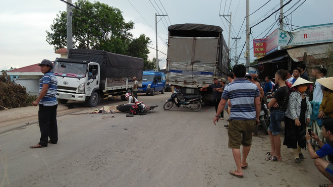 tphcm con gai khoc ngat canh thi the cha sau tai nan giao thong