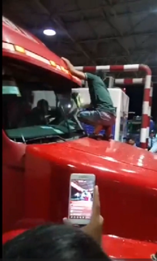 ngay ky quac o bot cai lay nhieu nguoi ho reo chuc mung cac tai xe