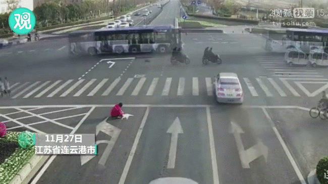 ngang nhien mang son ve lai vach chi dan giao thong chang thanh nien nhan cai ket dang