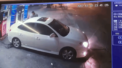 clip tai xe bat ngo lai o to bo chay quyt gan 900000 dong tien do xang o ha noi