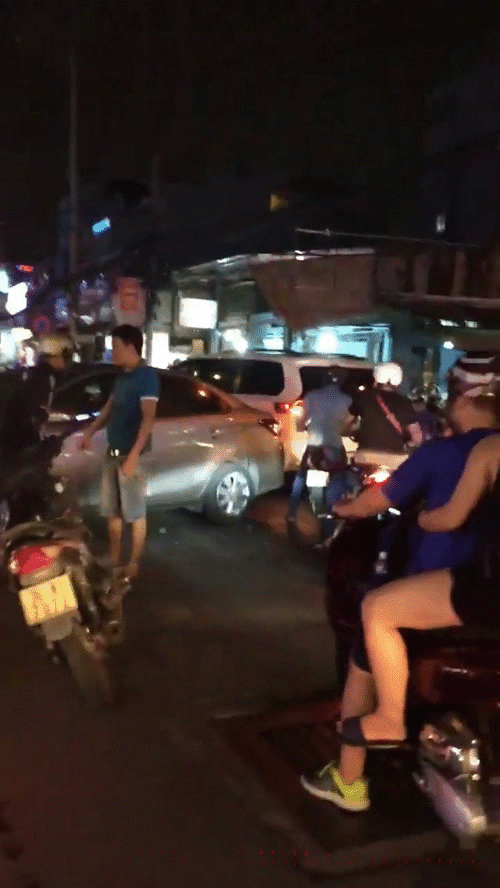 clip lo va cham voi o to nam thanh nien phai quy goi du 3 lan de xin tha