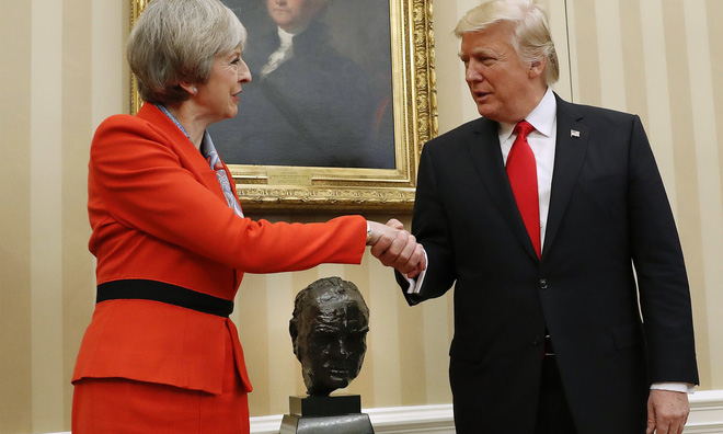 khau chien giua ong trump va ba thu tuong anh theresa may con bao trong coc nuoc