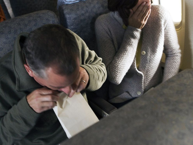 1001 chuyen do khoc do cuoi tren may bay duoc chinh tiep vien hang khong tiet lo