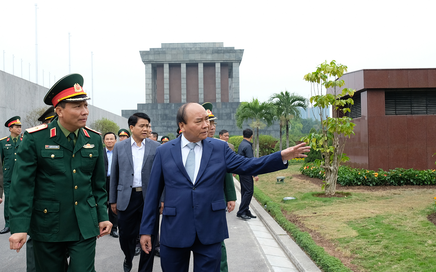 thu tuong kiem tra viec tu bo lang chu tich ho chi minh