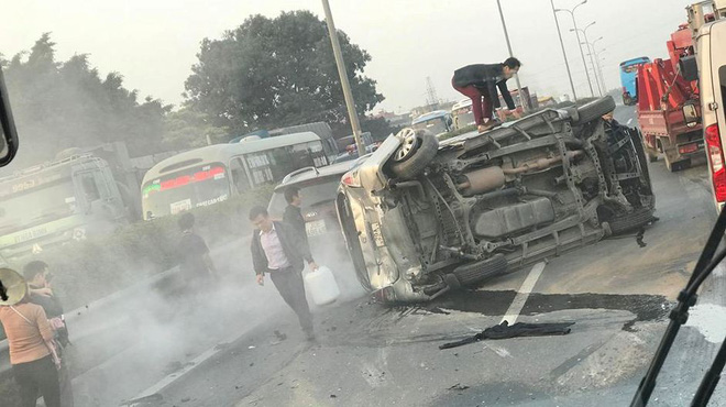 hai xe o to va cham lat nghieng tren cao toc phap van cau gie mot nguoi nhap vien