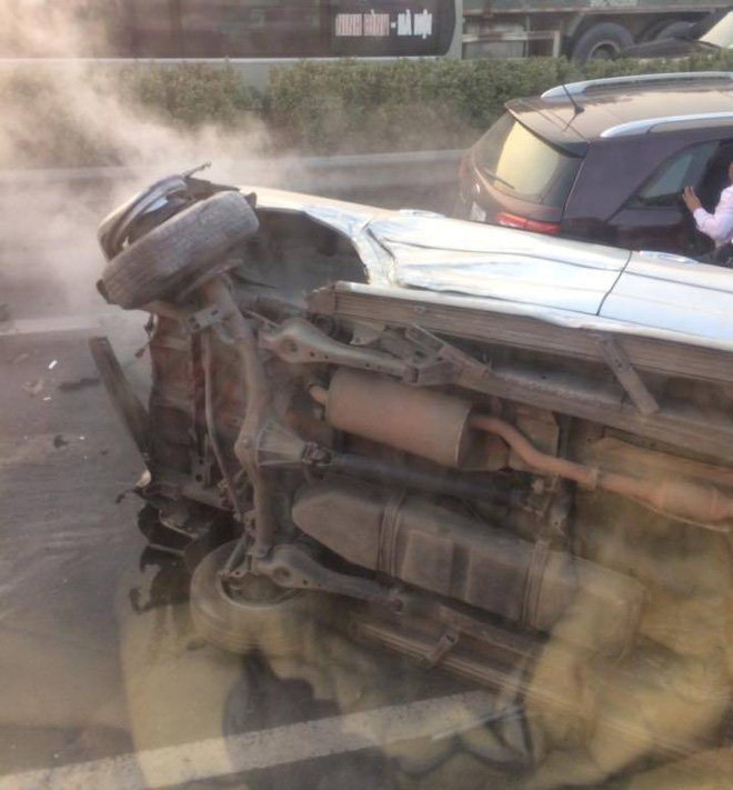 hai xe o to va cham lat nghieng tren cao toc phap van cau gie mot nguoi nhap vien