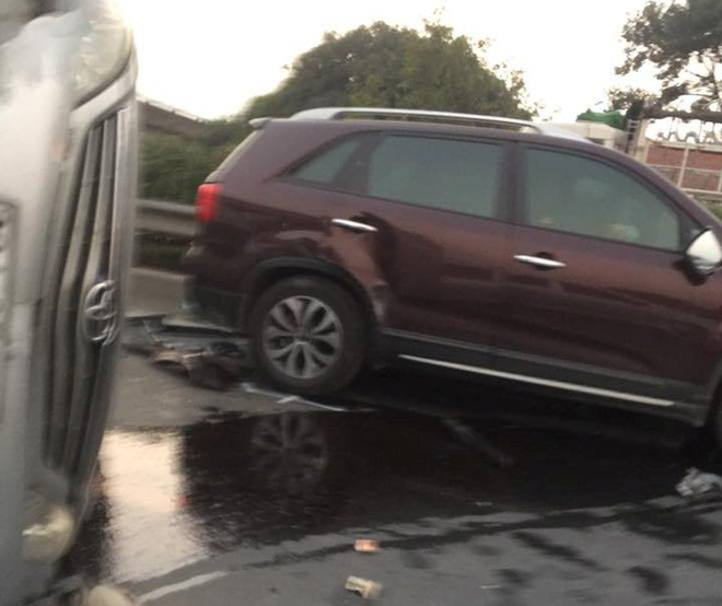 hai xe o to va cham lat nghieng tren cao toc phap van cau gie mot nguoi nhap vien