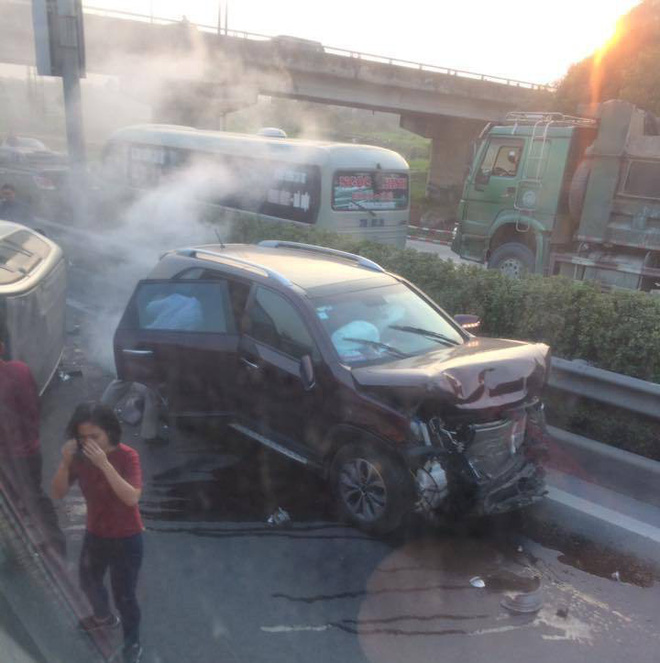 hai xe o to va cham lat nghieng tren cao toc phap van cau gie mot nguoi nhap vien