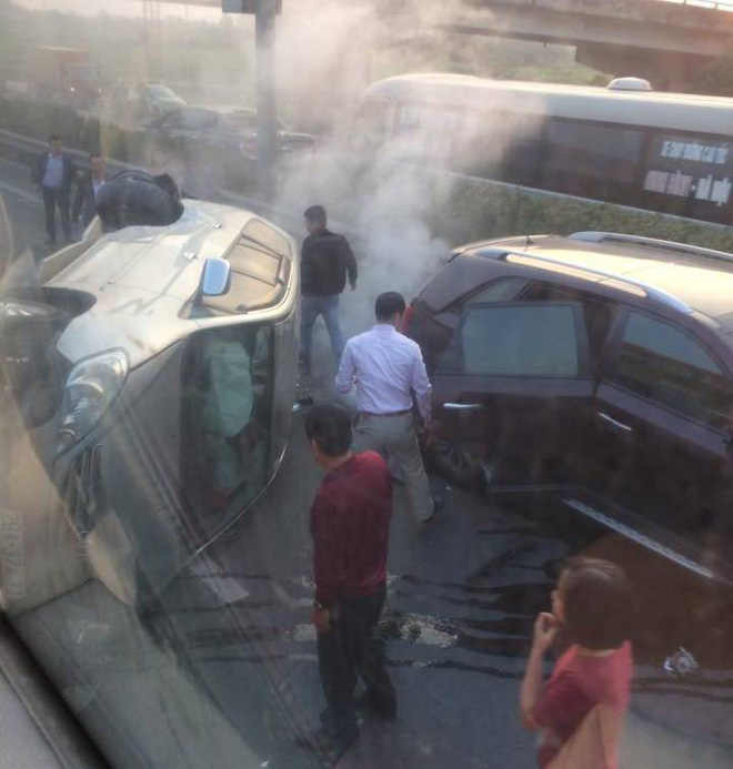 hai xe o to va cham lat nghieng tren cao toc phap van cau gie mot nguoi nhap vien