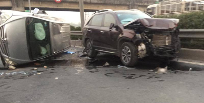 hai xe o to va cham lat nghieng tren cao toc phap van cau gie mot nguoi nhap vien