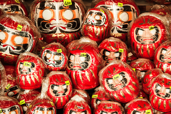 bi mat den toi dang sau daruma mon do choi truyen thong voi doi mat trang da cua tre em nhat ban