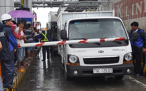 tai xe qua bot ninh an cho thoi lai 100 dong tram chua chuan bi kip tien menh gia nay