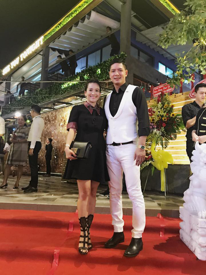 chan dung vo dai gia hon tuoi cua binh minh ngoai xa hoi la nguoi dan ba thep ve nha la lat mem buoc chat