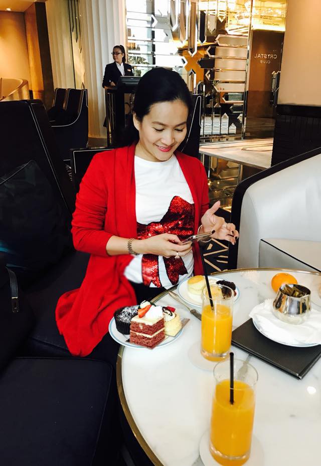 chan dung vo dai gia hon tuoi cua binh minh ngoai xa hoi la nguoi dan ba thep ve nha la lat mem buoc chat