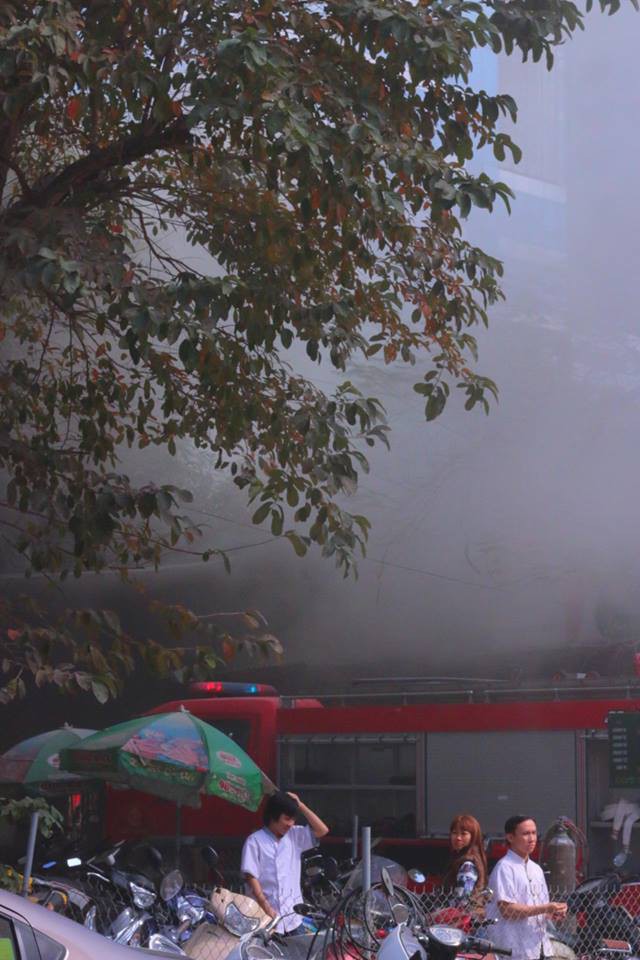 ha noi garage o to bat ngo boc chay khi nhan vien dang nghi trua