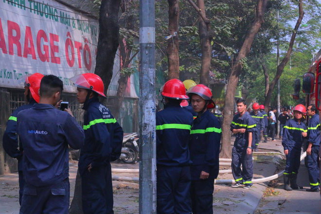 ha noi garage o to bat ngo boc chay khi nhan vien dang nghi trua