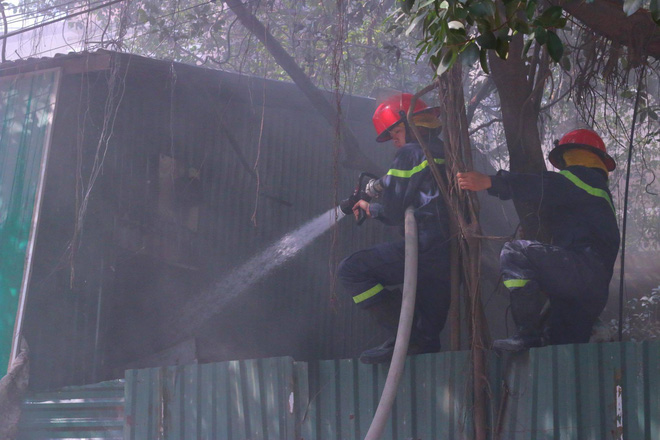 ha noi garage o to bat ngo boc chay khi nhan vien dang nghi trua