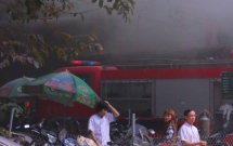 ha noi garage o to bat ngo boc chay khi nhan vien dang nghi trua