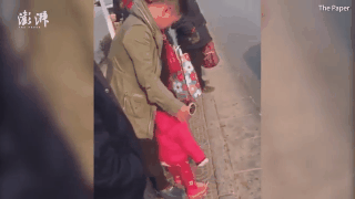 clip be gai oan minh dau don khi bi bo bat ngo tat bom bop vao mat xo nga roi dam len lung