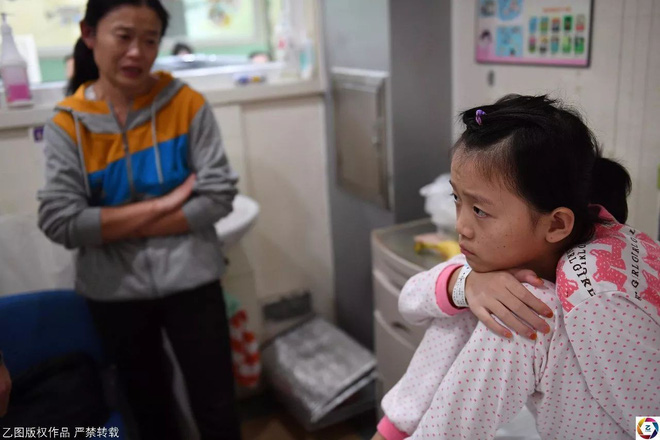 con khong muon tro thanh ganh nang cua bo me khong co con thi van con anh va em ma be gai 14 tuoi muon tu bo tri benh vi gia dinh qua ngheo