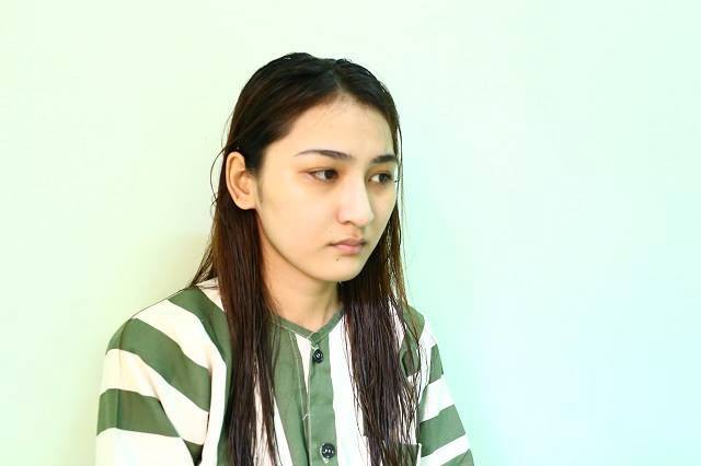 bi yeu cau dung xe kiem tra co gai 20 tuoi xinh nhu hot girl danh xe ao cong an giua duong