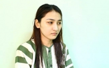 bi yeu cau dung xe kiem tra co gai 20 tuoi xinh nhu hot girl danh xe ao cong an giua duong