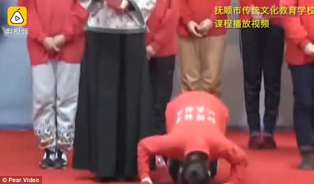 truong hoc trung quoc gay tranh cai khi bat hoc vien khau dau nhan toi vi xem phim khieu dam va luoi lam viec nha