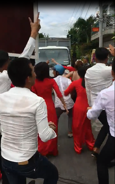 clip dam cuoi bi vui qua da o an giang ra ca giua duong nhay mua treu xe tai