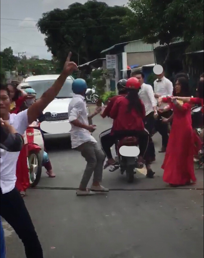 clip dam cuoi bi vui qua da o an giang ra ca giua duong nhay mua treu xe tai