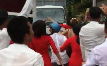 clip dam cuoi bi vui qua da o an giang ra ca giua duong nhay mua treu xe tai